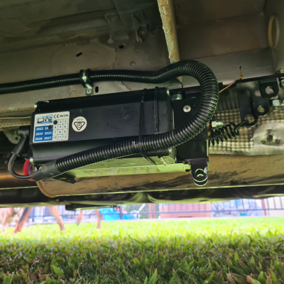 Redfoot Levelling - The underside of a vehicle with a battery attached to it equipped with the Redfoot Levelling Renault ‘AutoLift’ System.