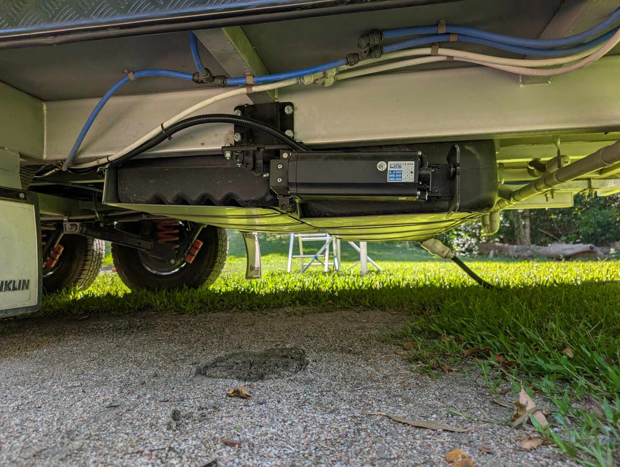 Retracted rear AutoLift legs