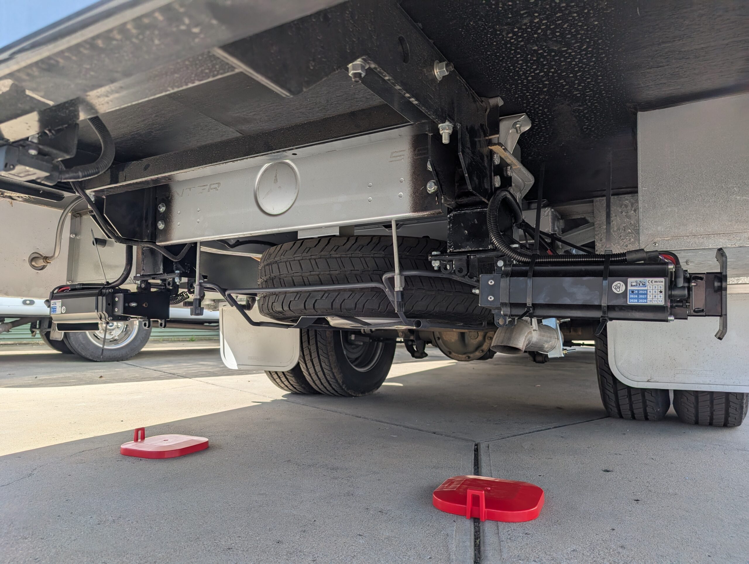 Retracted AutoLift legs